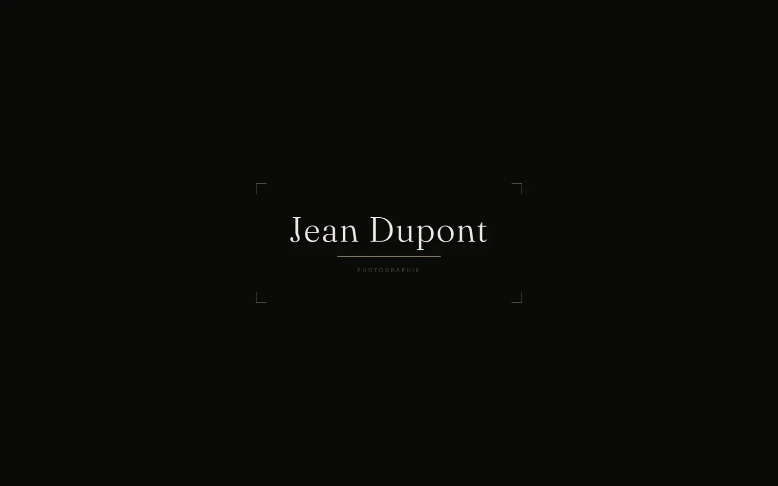 Animation d’ouverture : le nom du photographe entouré d’un viseur sur fond noir